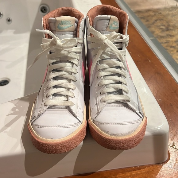 Nike Girls high tops. Excellent condition! Worn only once. Size 5Y - Picture 2 of 6